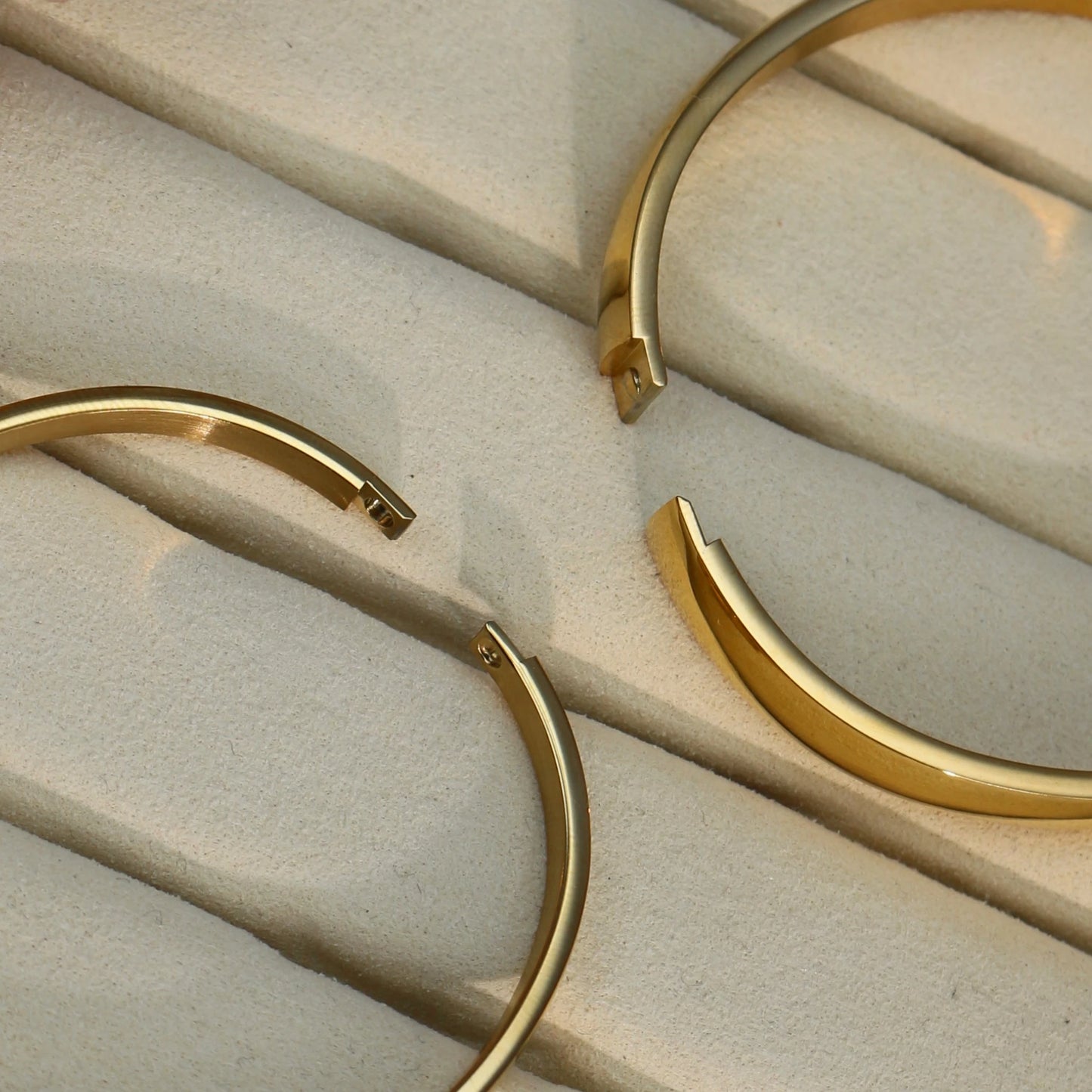 18K Gold-plated Stainless Steel Curved Polished Bangle Bracelet