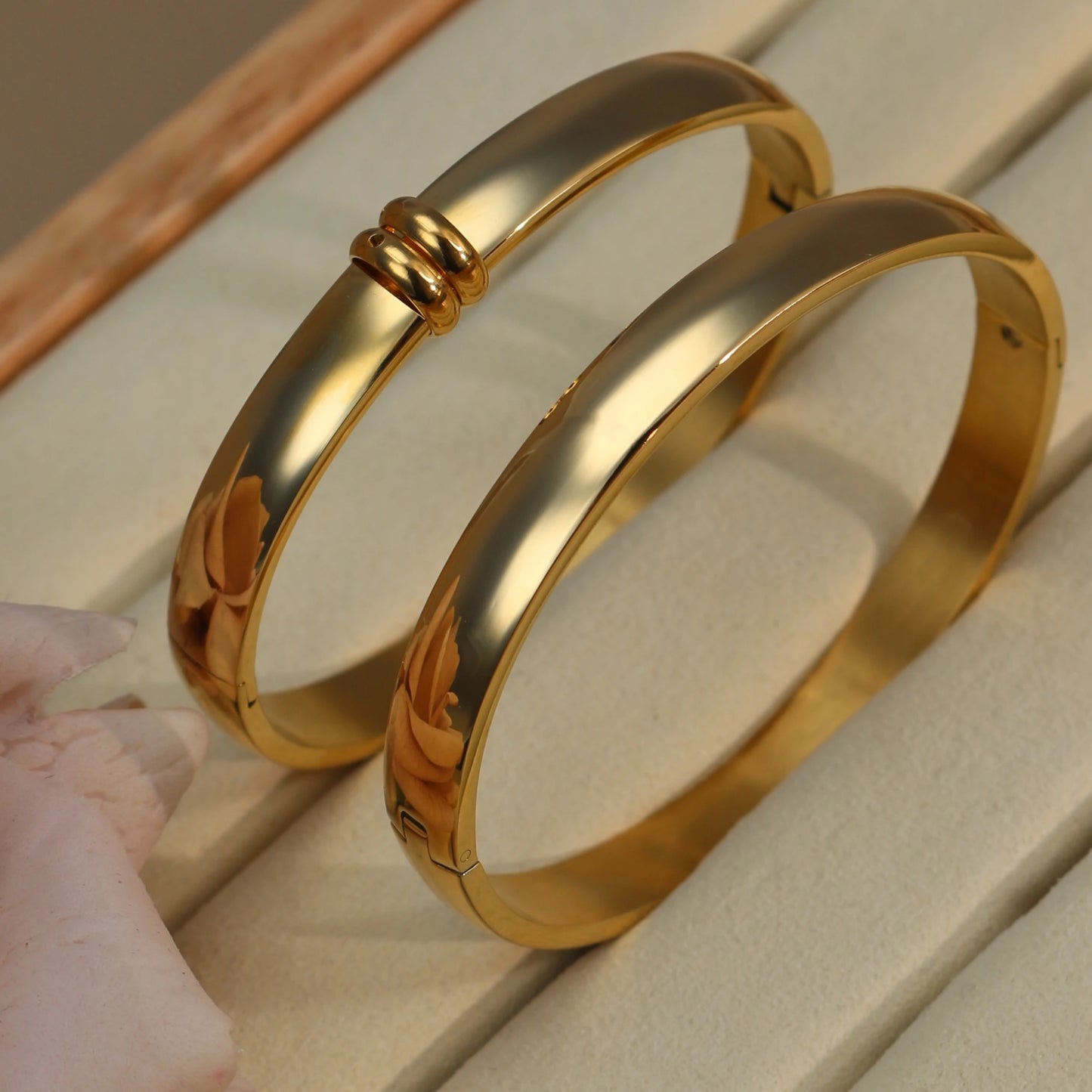 18K Gold-plated Stainless Steel Curved Polished Bangle Bracelet