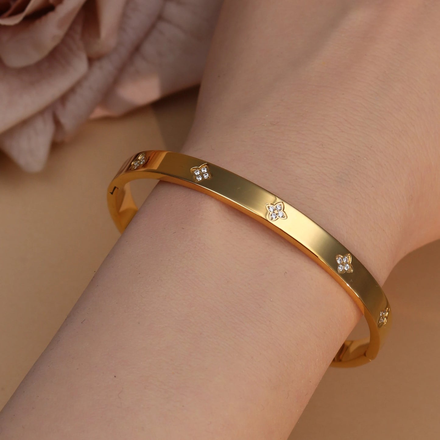 Women Flower Shaped Crystal, Heart Shaped Shell Stainless Steel Bracelet Bangle