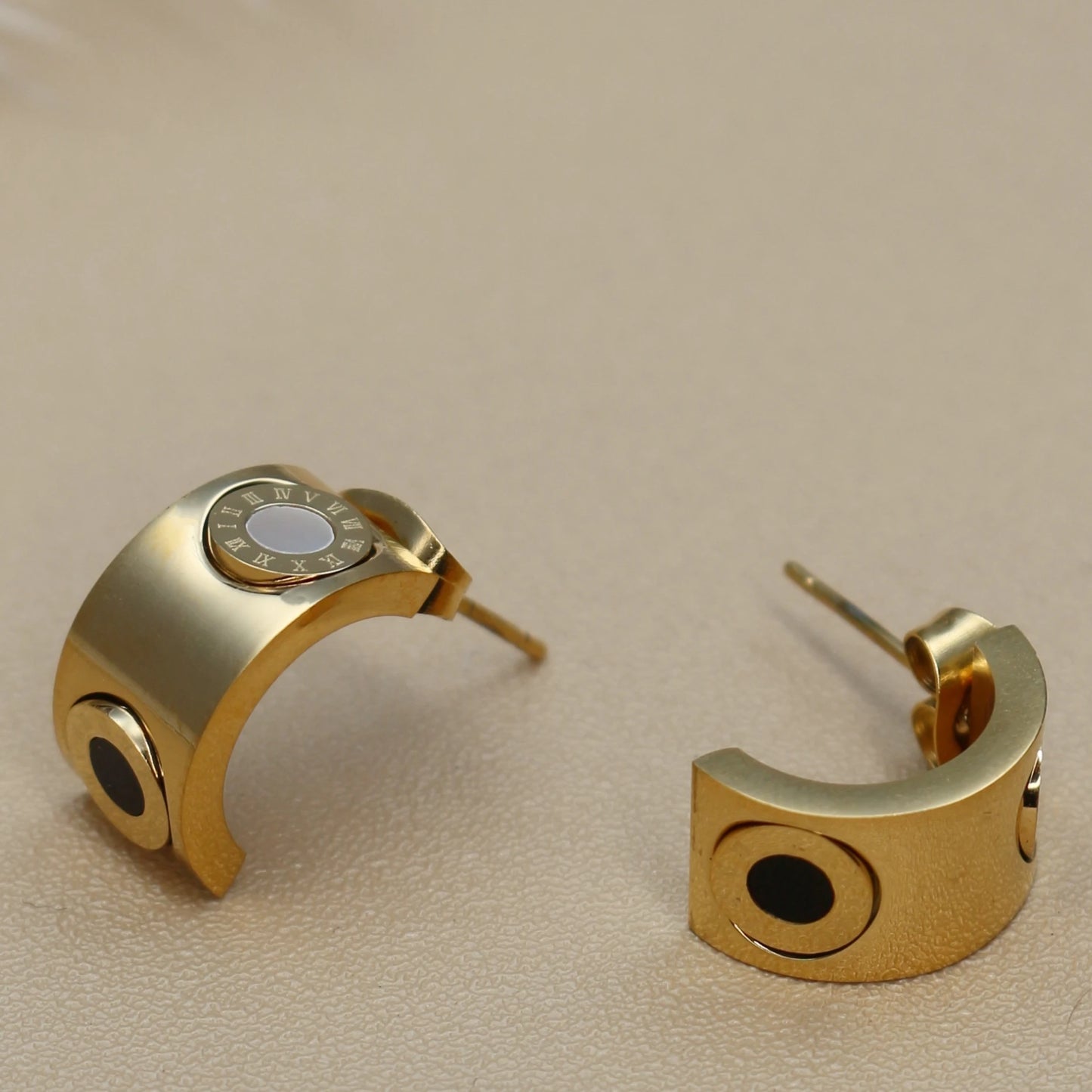 Stainless Steel Inlay Double Circle Roman Numeral Black & White Shell Half Round Stud Earrings