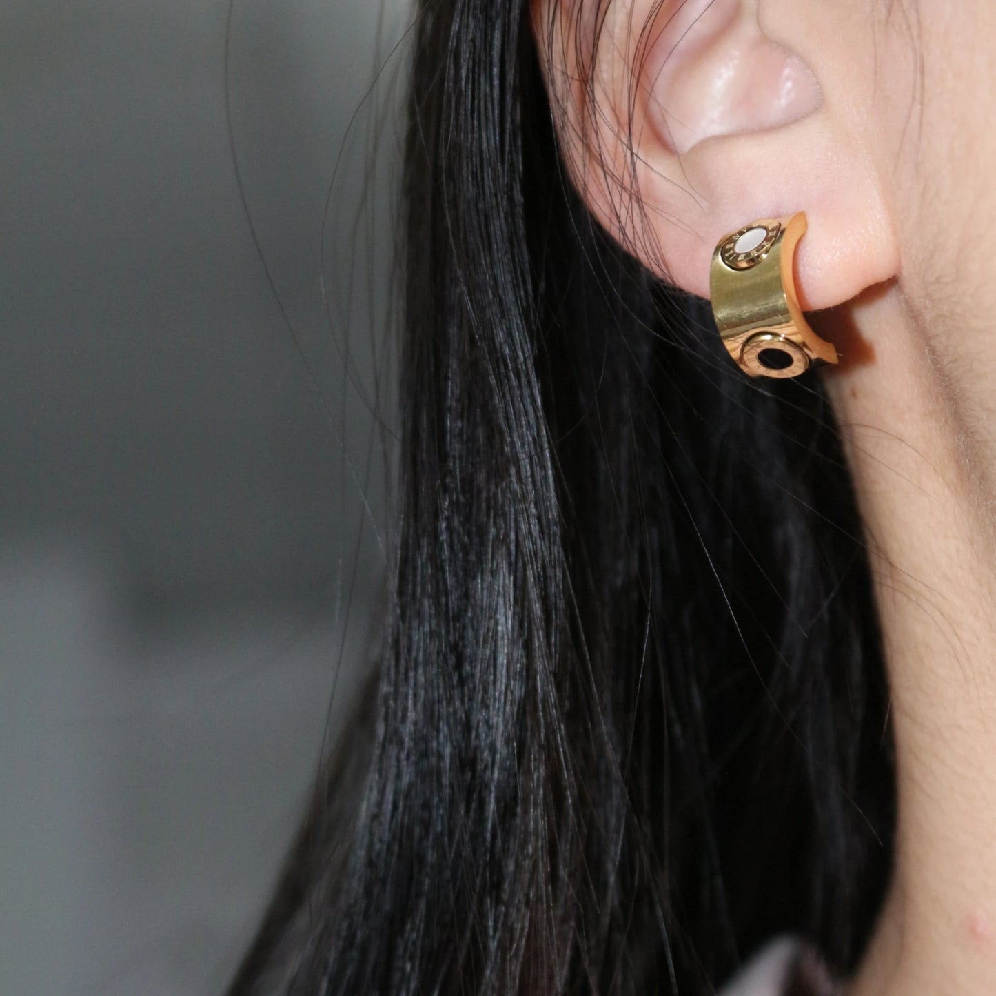 Stainless Steel Inlay Double Circle Roman Numeral Black & White Shell Half Round Stud Earrings