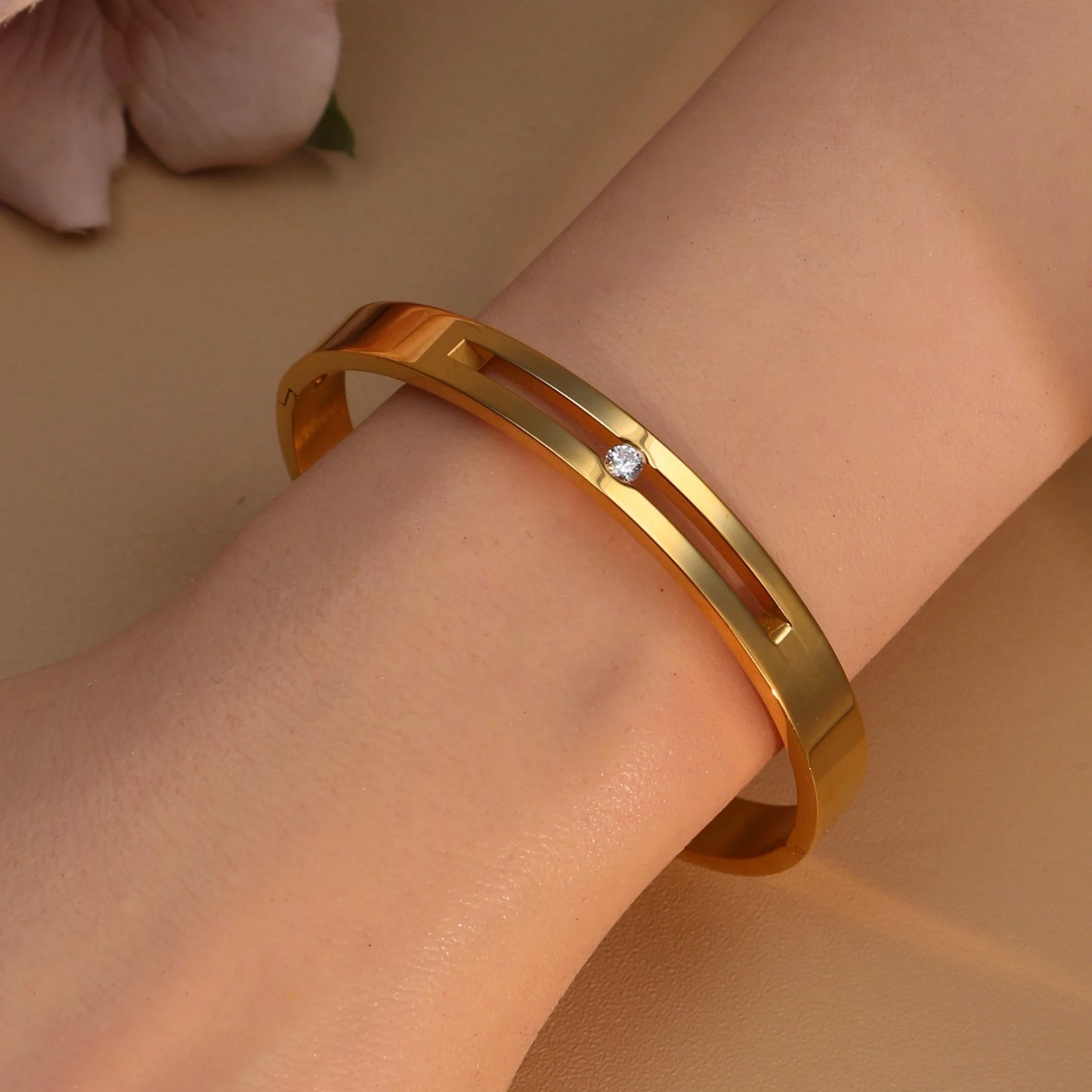 60mm 18K Gold Plated Stainless Steel Zircon Fashionable Bangle Bracelet