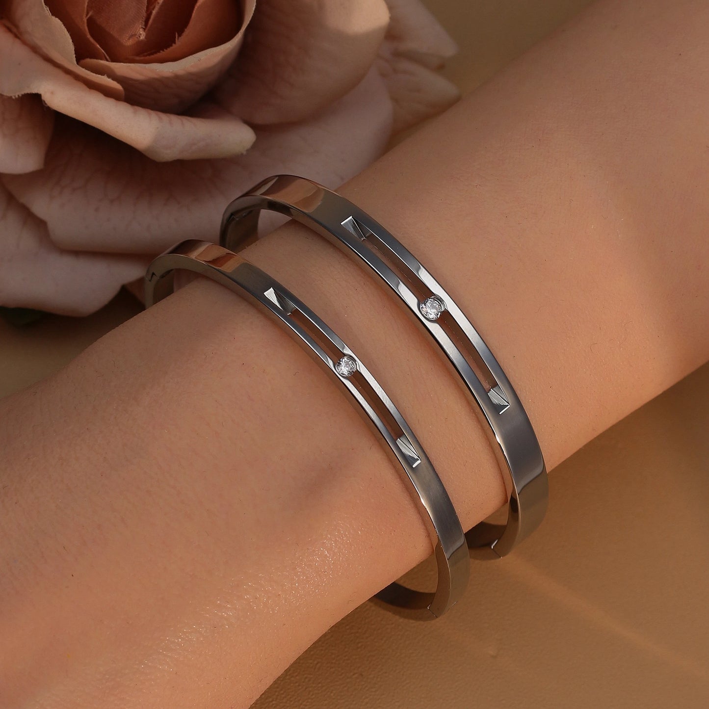 60mm 18K Gold Plated Stainless Steel Zircon Fashionable Bangle Bracelet
