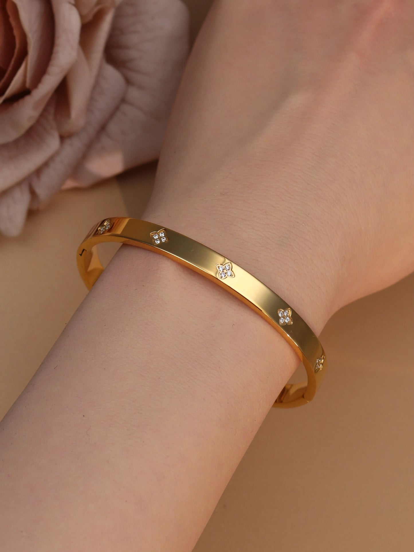 Women Flower Shaped Crystal, Heart Shaped Shell Stainless Steel Bracelet Bangle
